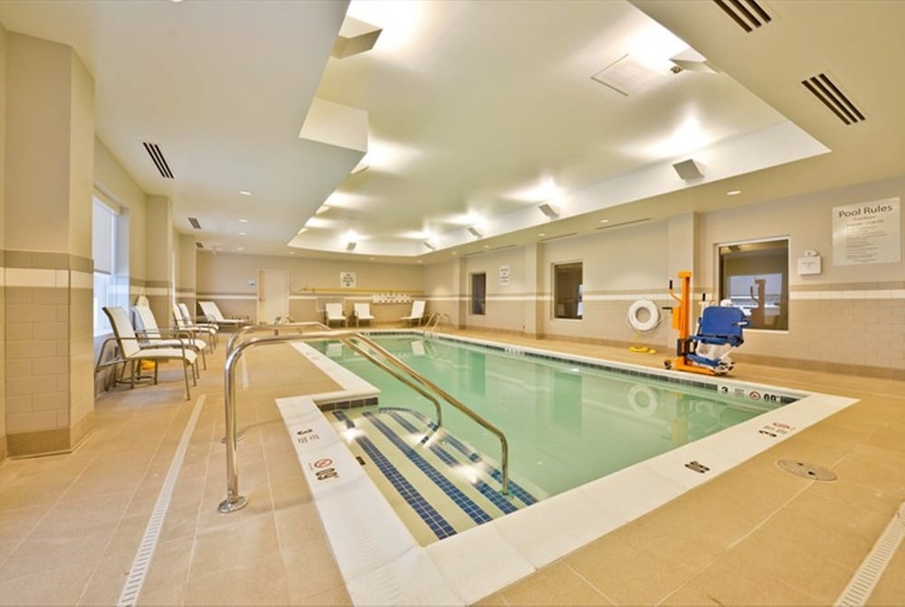 Holiday Inn Express Hotel Amp Suites Utica 8/58