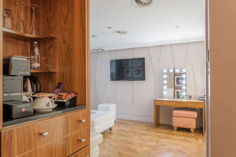 Le Monde Hotel 50/50