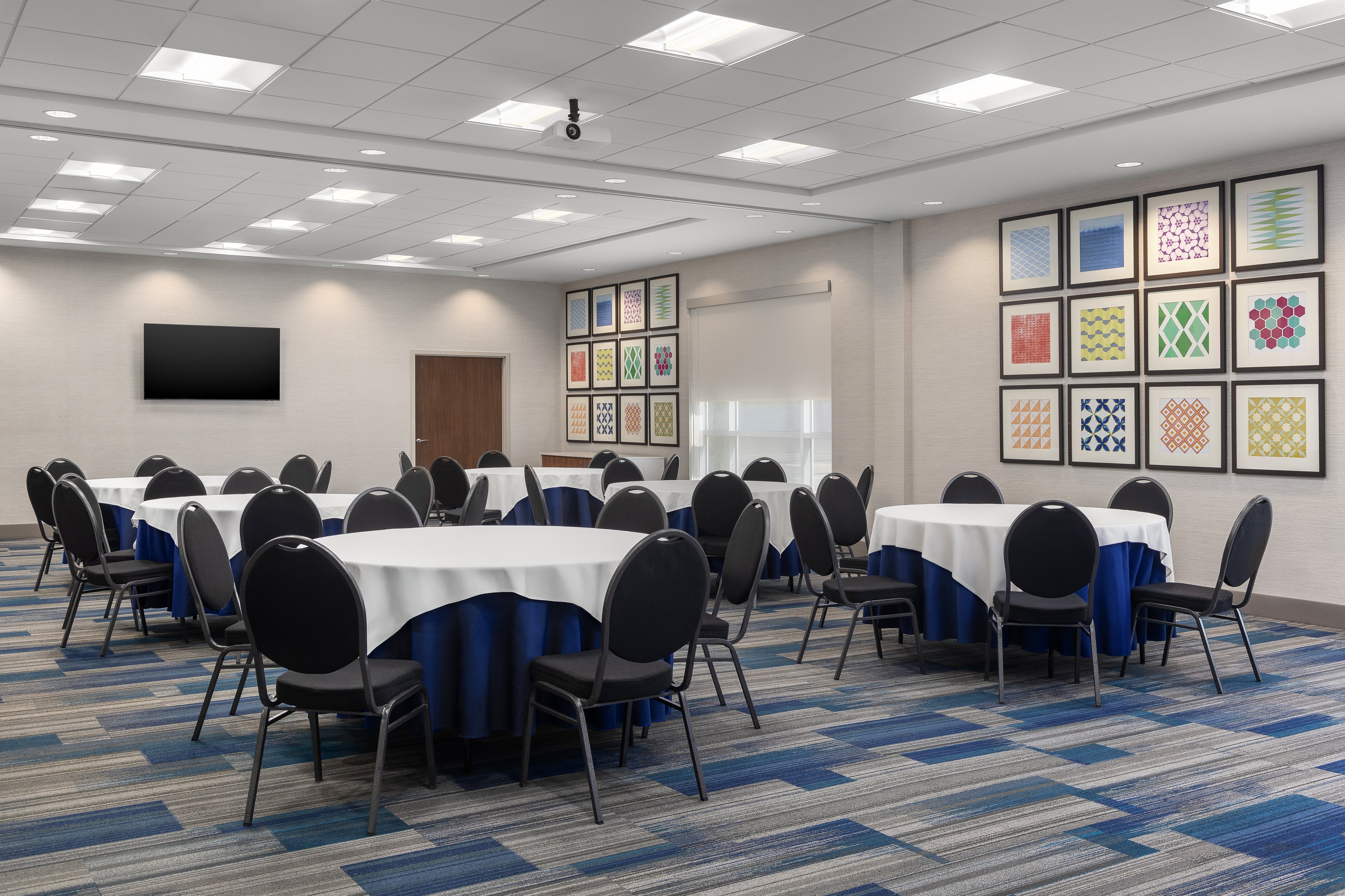 Holiday Inn Express Suites Aurora 68/77