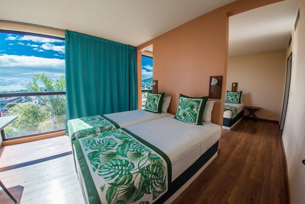 Tahiti Airport Motel 24/64