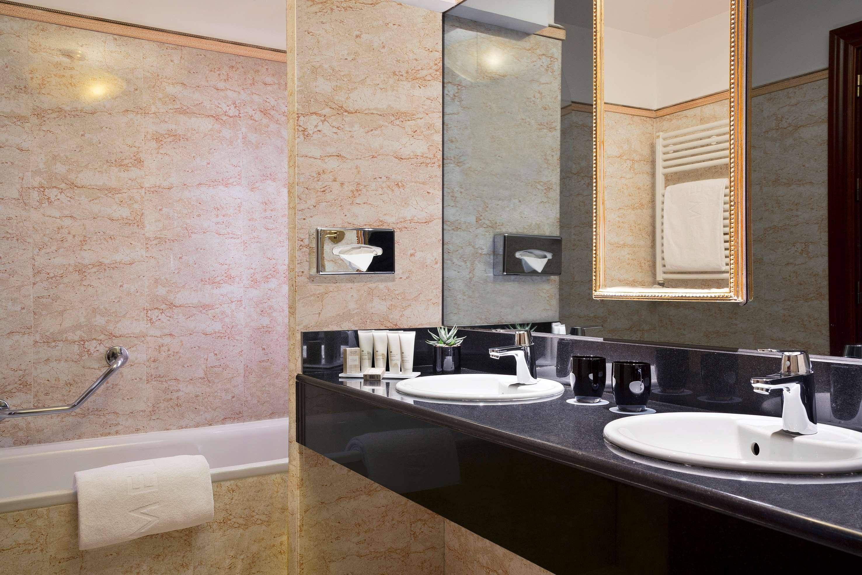 جناح جونيور، Melia Paris Champs Elysees 2/2
