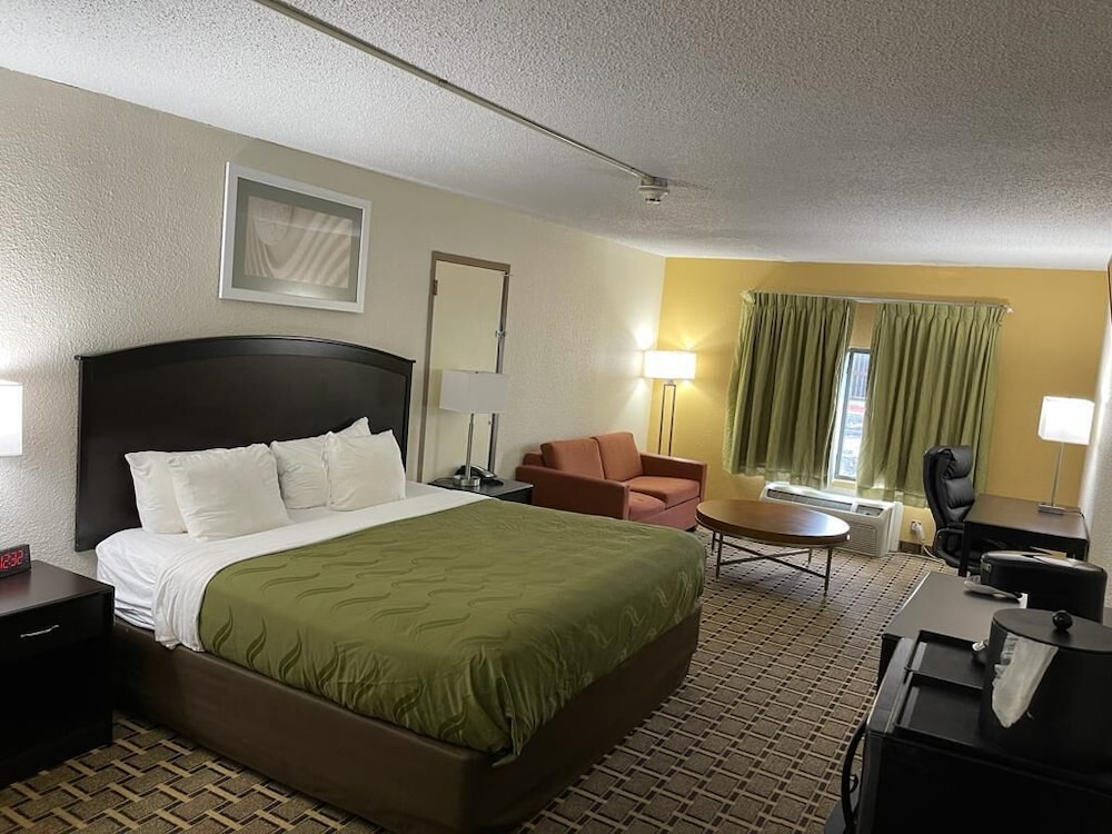 غرفة بسرير كينج مع أريكة