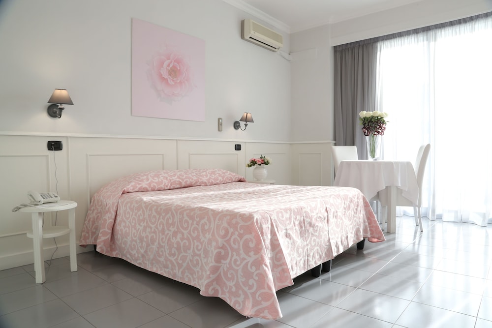 JUNIOR SUITE, POOL SIDE