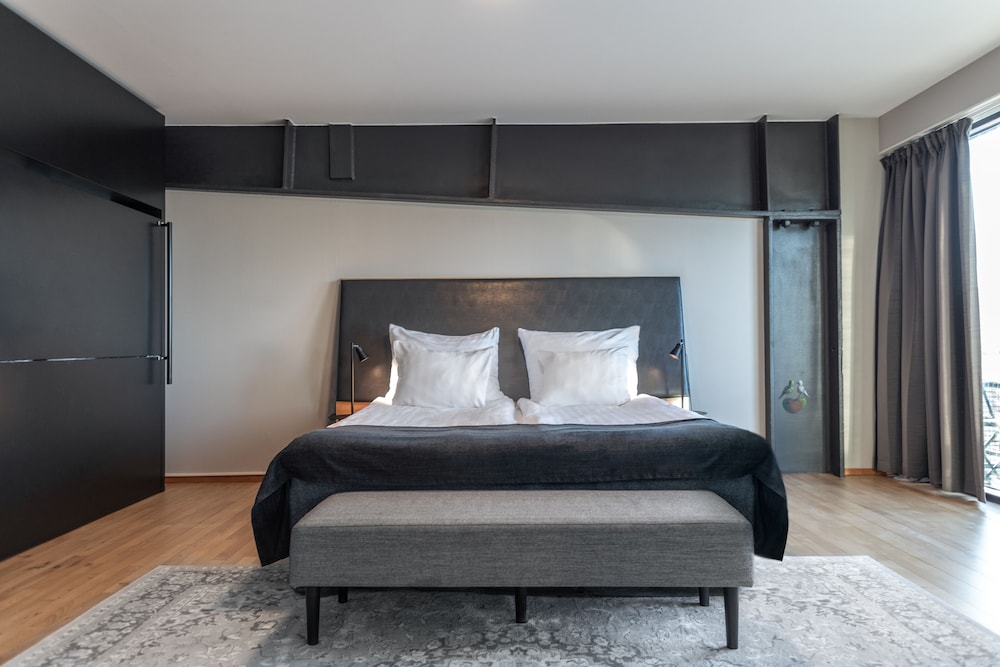 DELUXE, KING BED