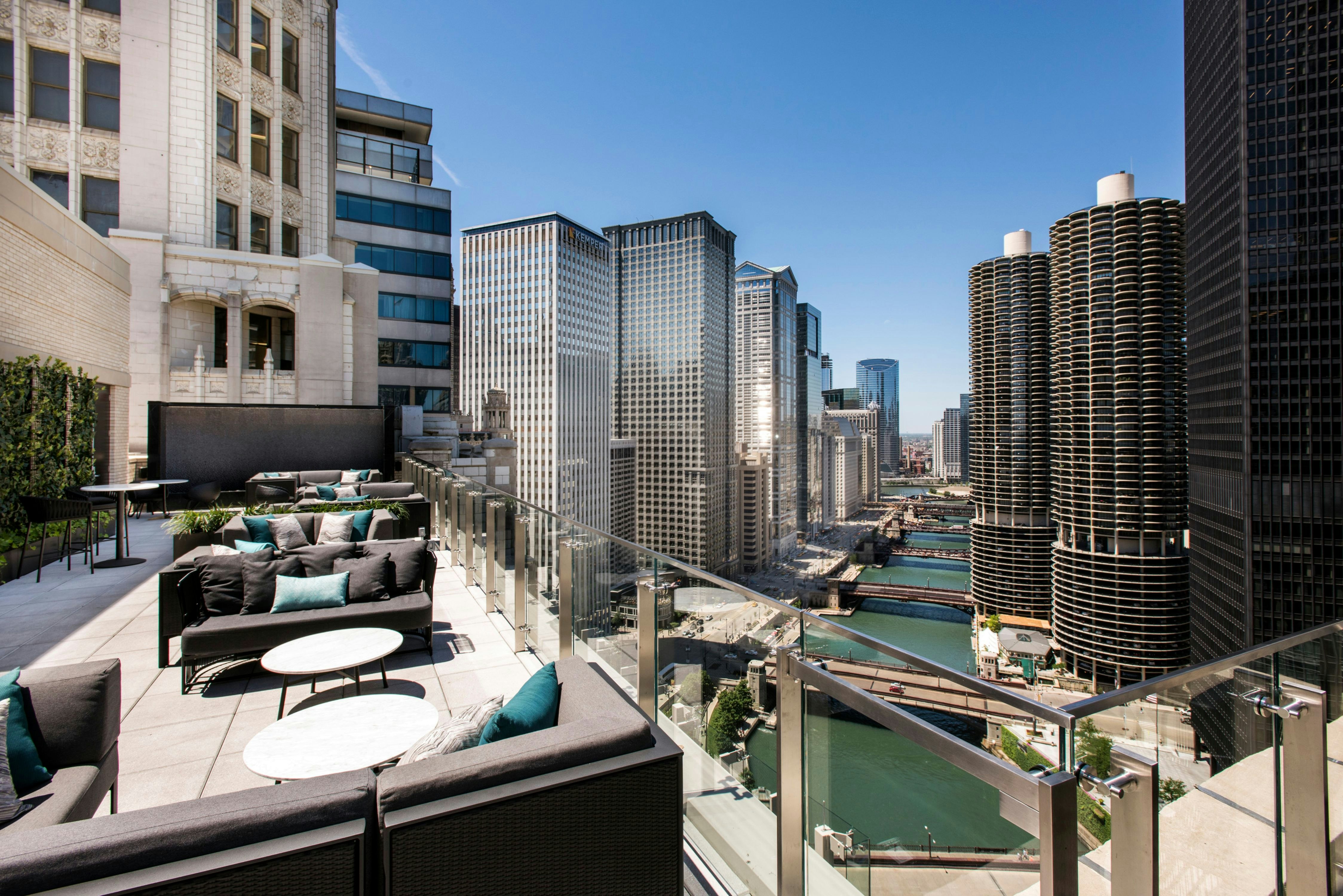 Londonhouse Chicago Curio Collection By Hilton 37/50