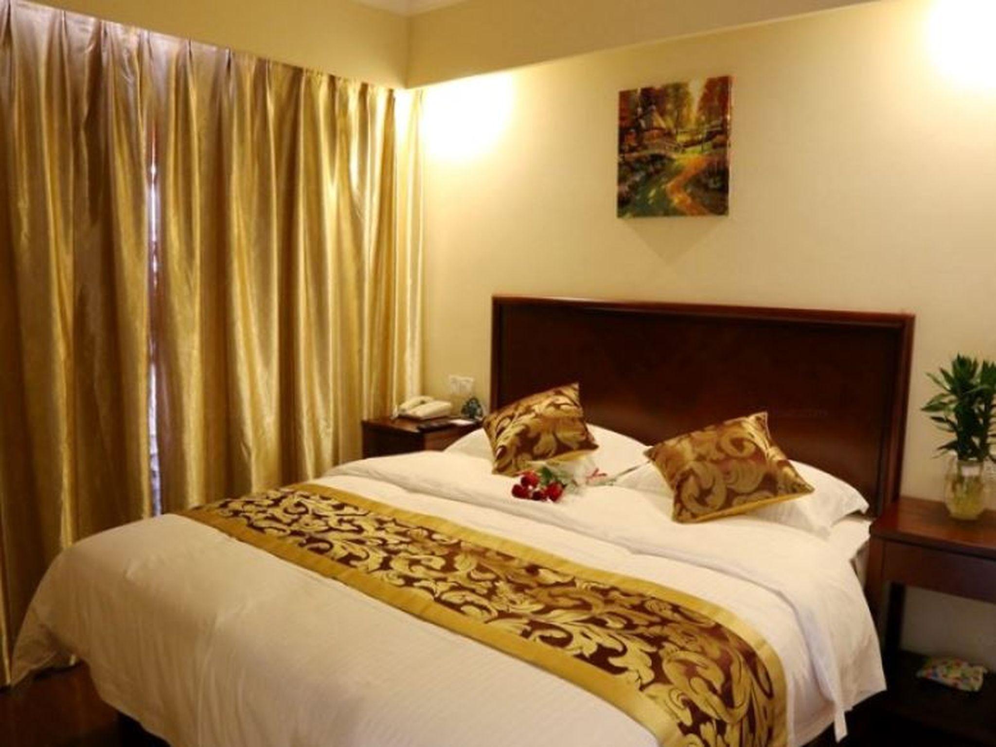 ROOM, QUEEN BED