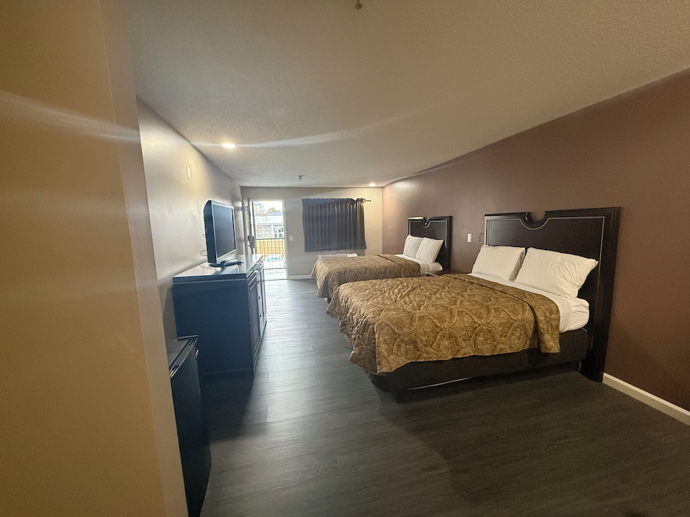 Magnolia Bay Hotel and Suites 5/19