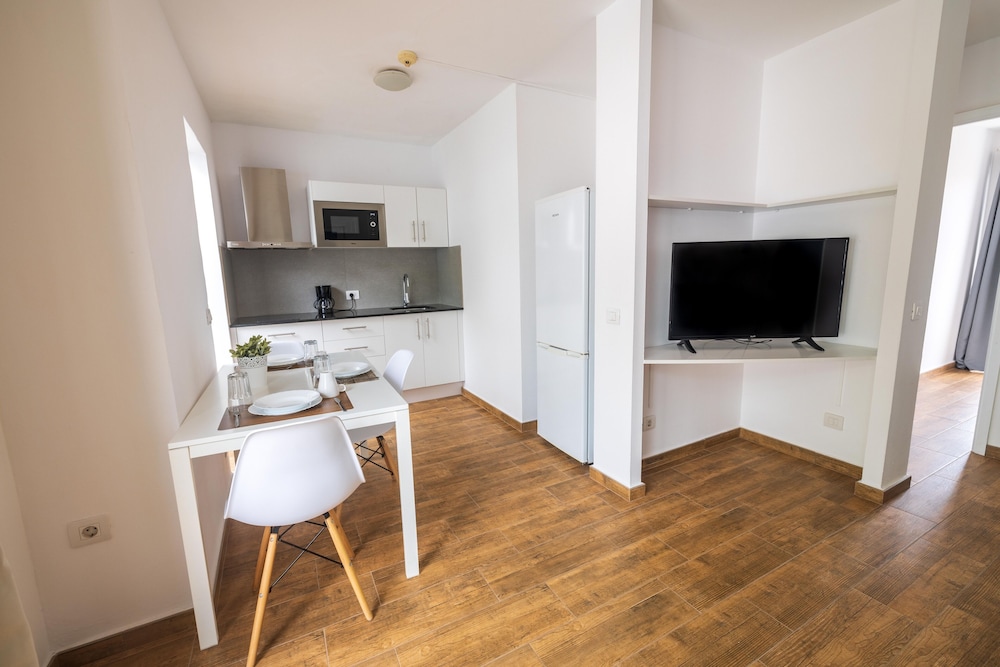 Apartamentos Los Rosales 50/75