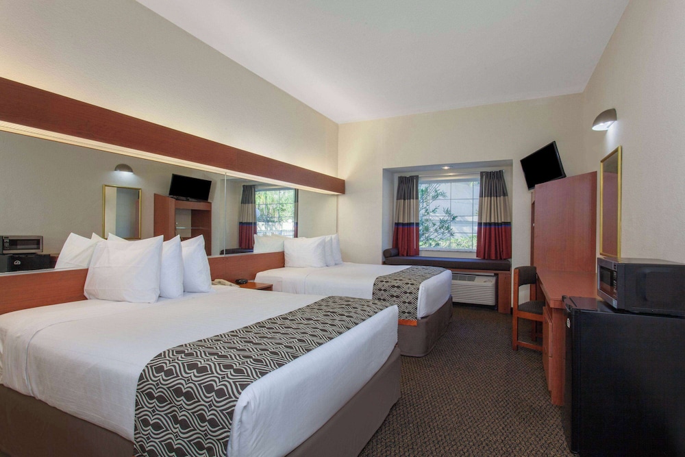 Standard, 2 Queen Beds, Accessible