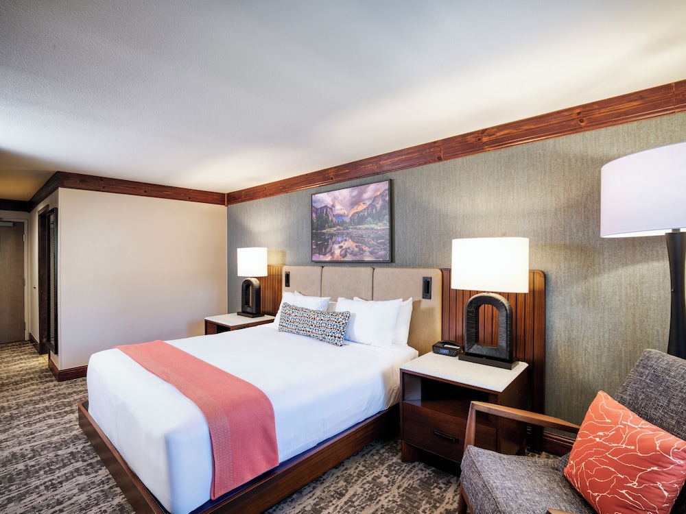 غرفة بريميوم بسرير كينج بشرفة، Tenaya Lodge At Yosemite 3/4