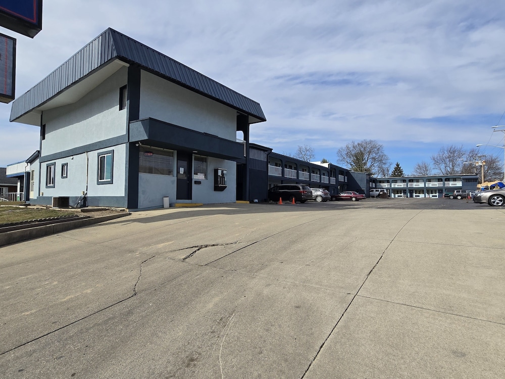 Richmond Inn & Suites 35/36