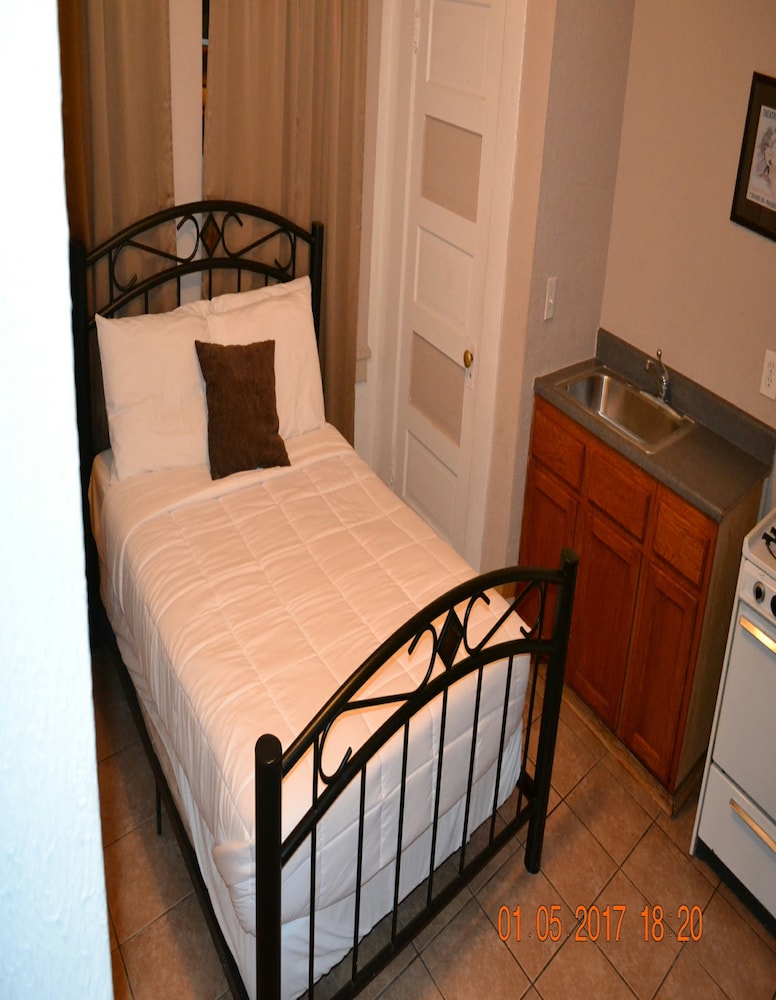 Monterey Inn Hotel 19/50
