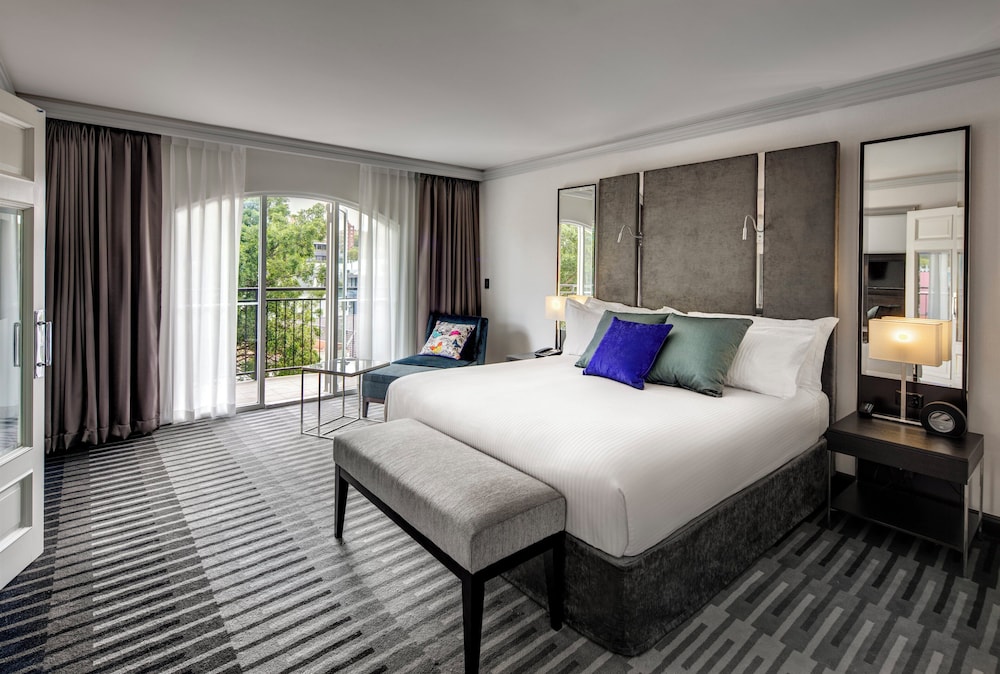 1 Bedroom, Suite, King Bed, Village View