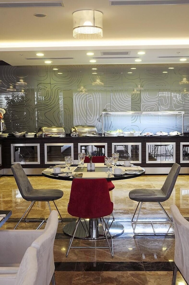 DEMORA HOTEL 46/64