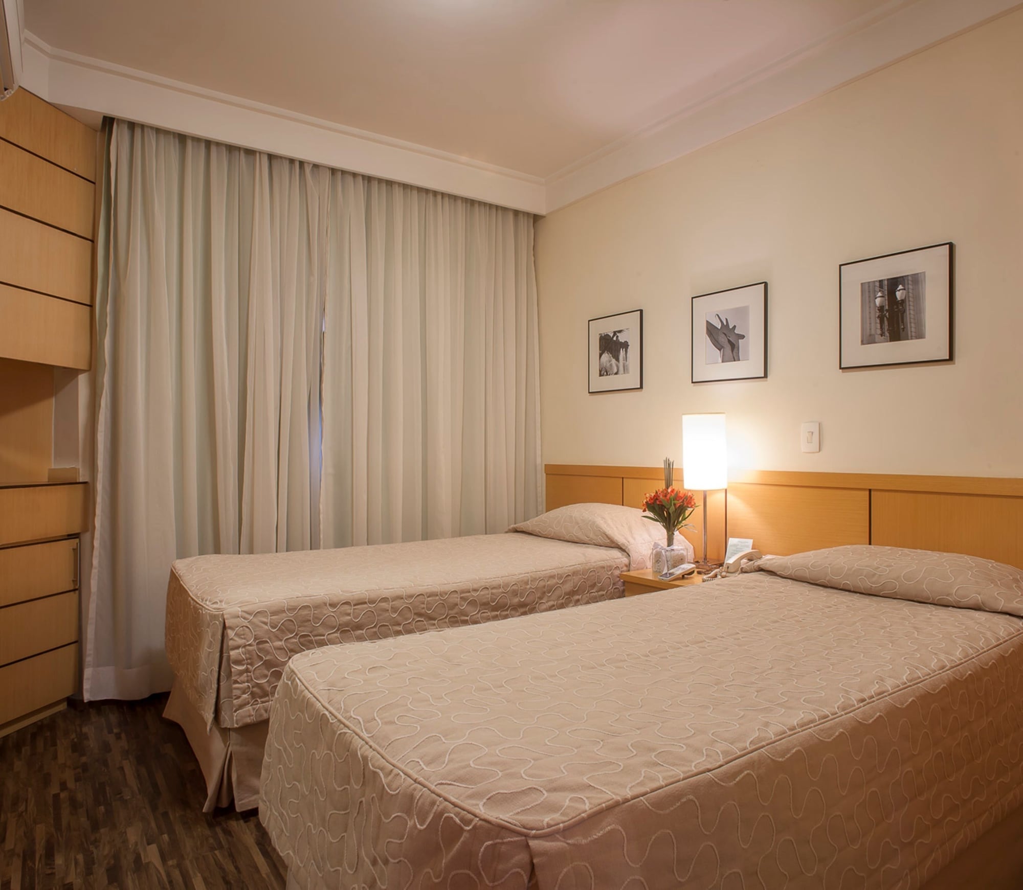 SUITE, TWIN BEDS