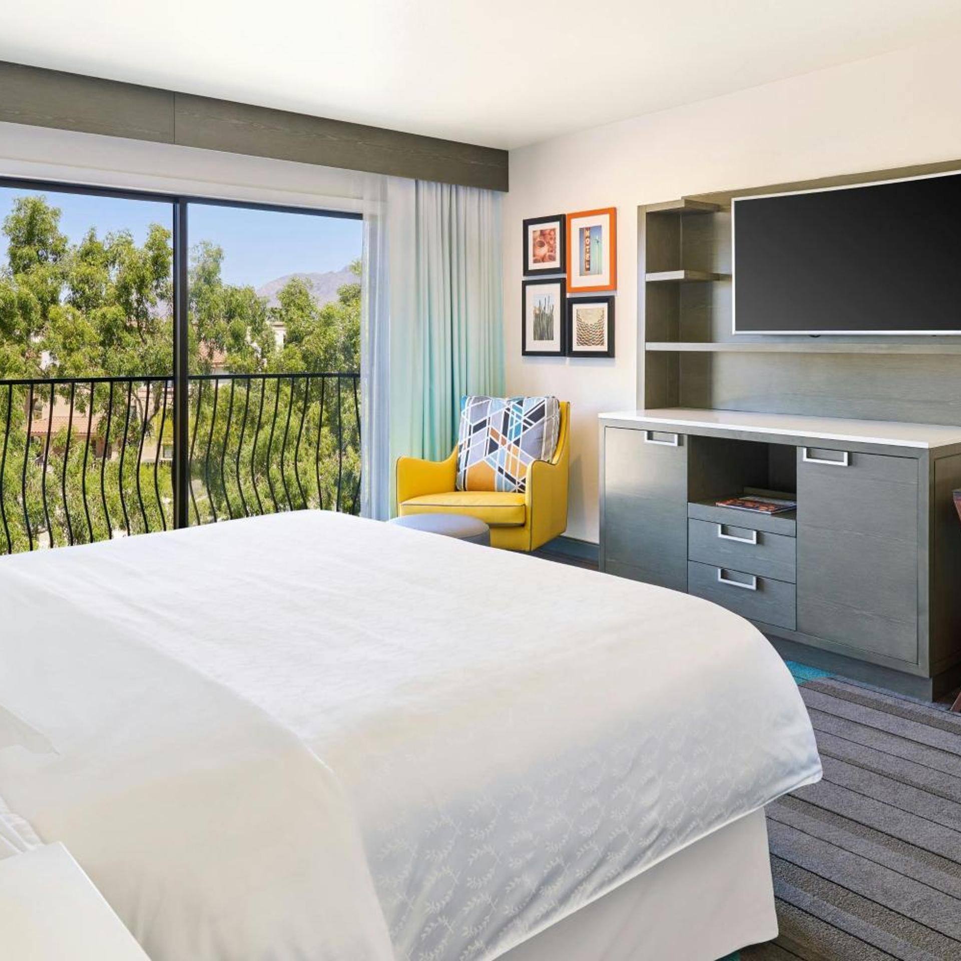 Guest Room, King Bed, Club Floor