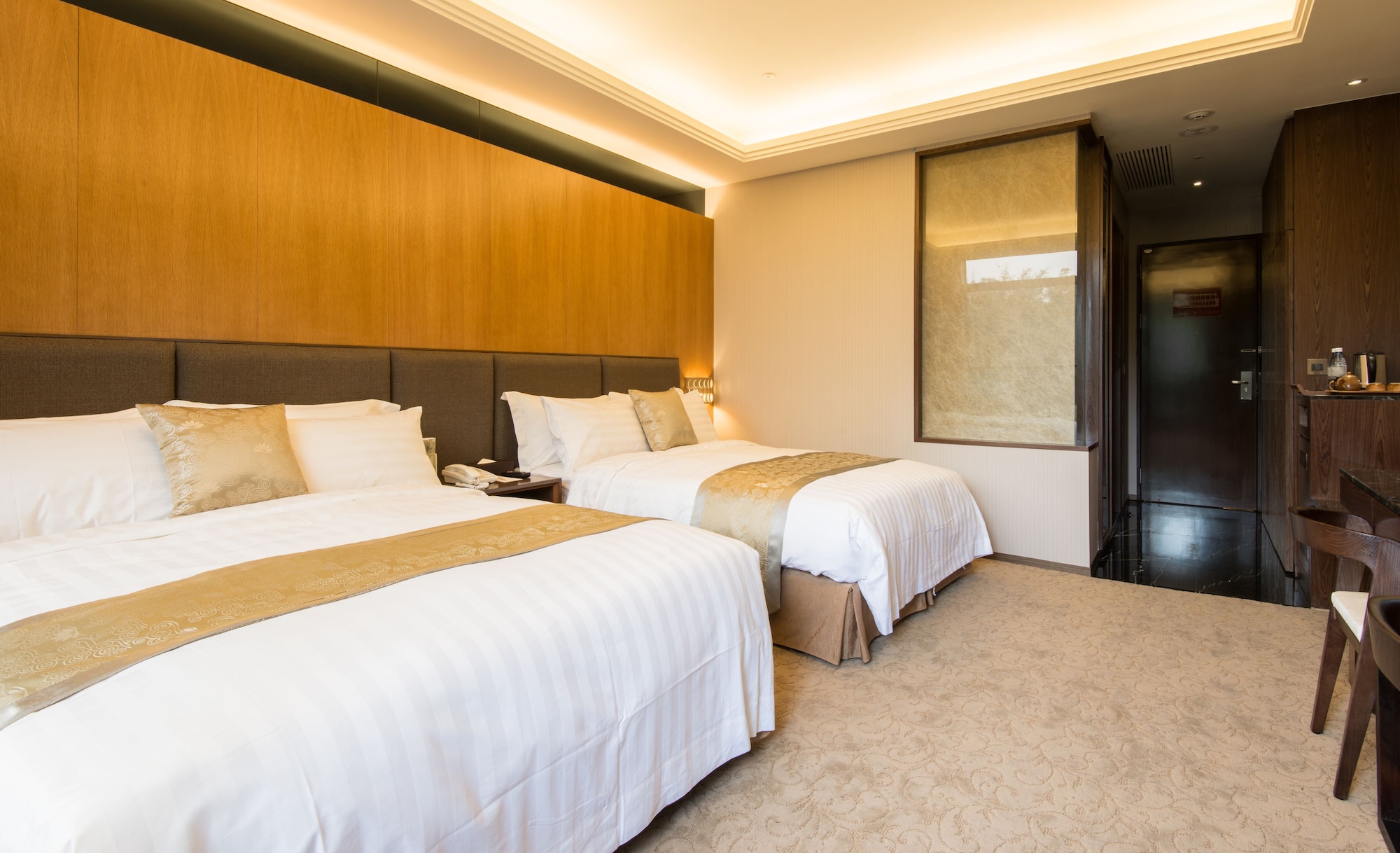SUPERIOR, TRIPLE, 2 DOUBLE BEDS
