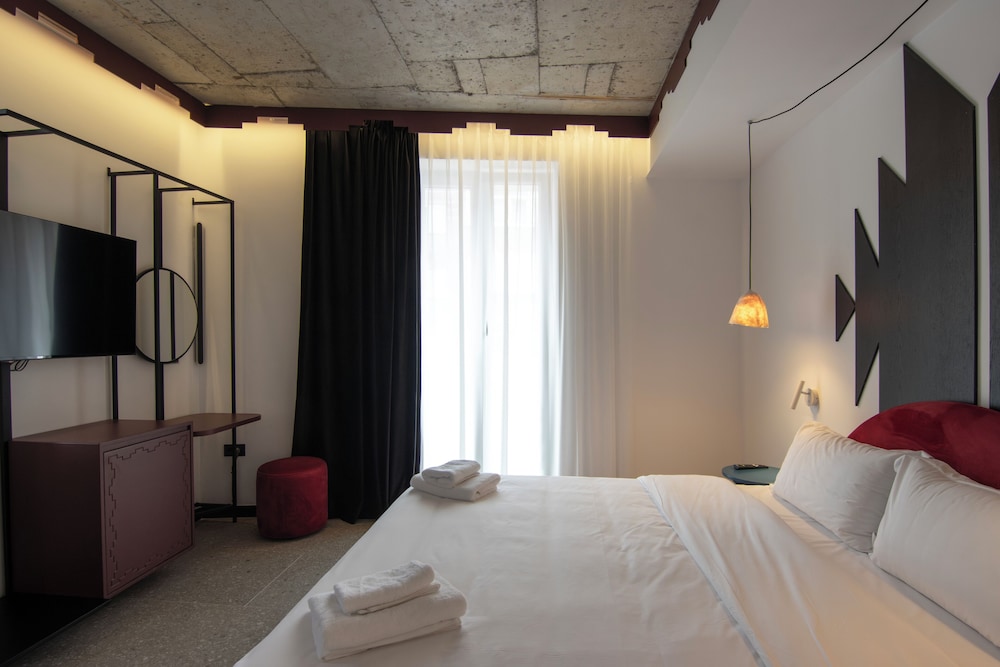 Bazaar Hotel 17/39