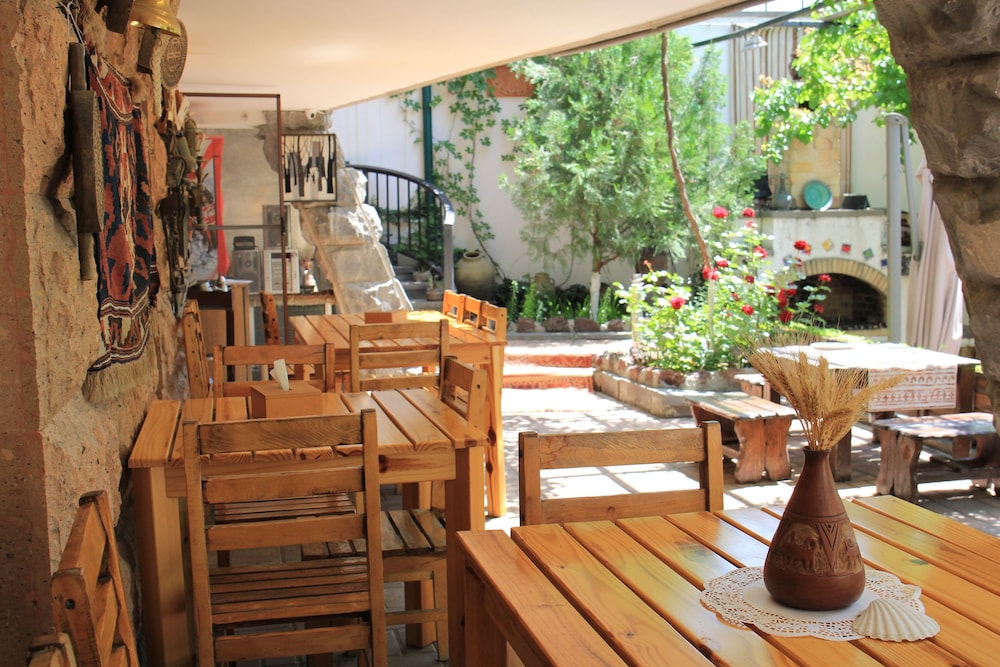 Silk Road Hotel 39/49