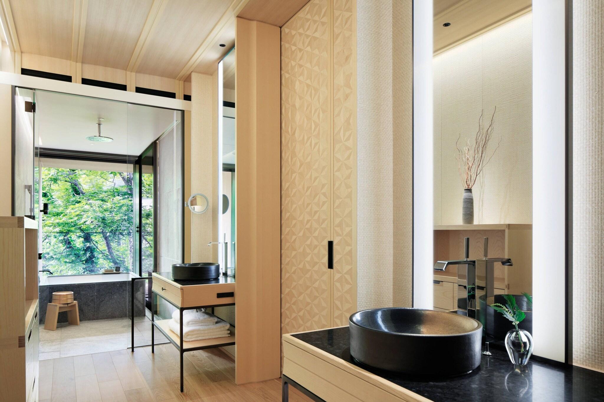 غرفة بسرير مزدوج بإطلالة على الحديقة بشرفة، The Ritz-Carlton, Nikko 5/5
