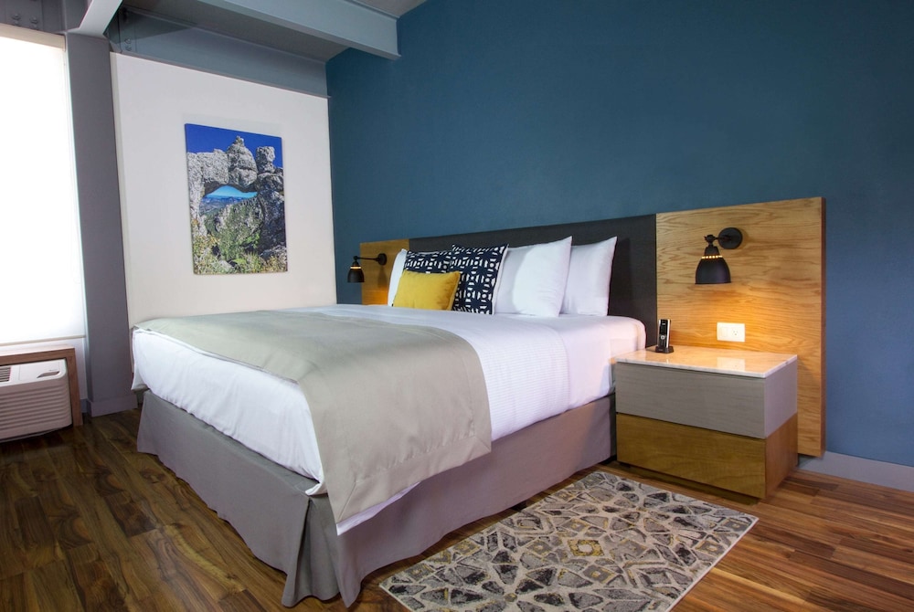 MASTER, SUITE, KING BED