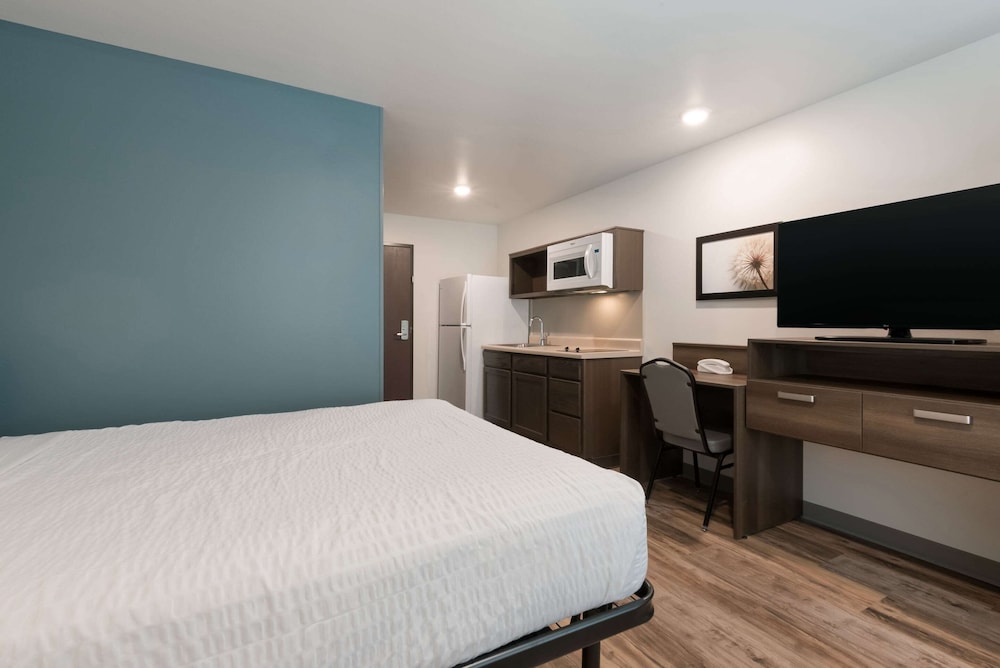 Standard, Queen Bed