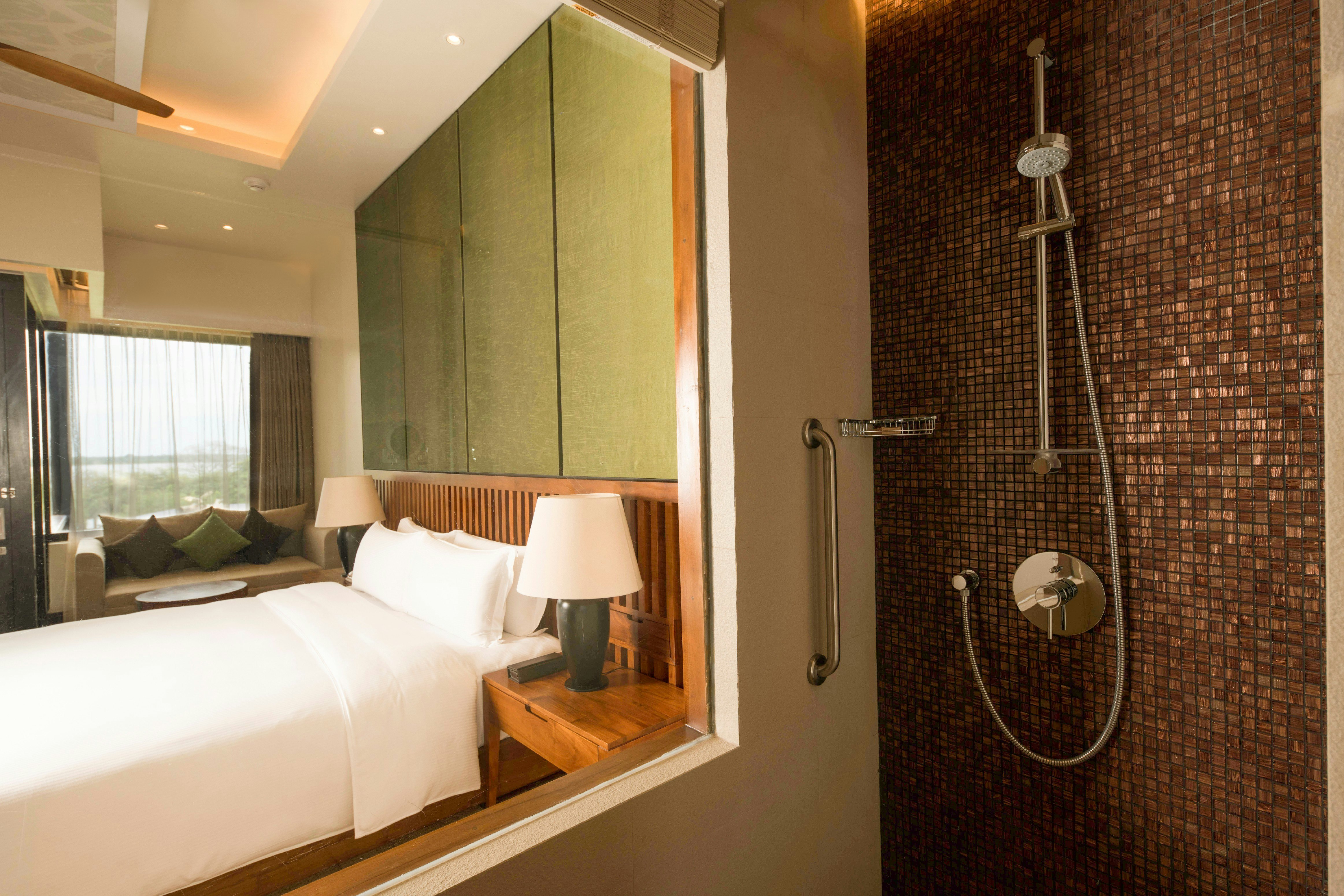 غرفة ديلوكس بسرير كينج بشرفة، Doubletree By Hilton Weerawila Rajawarna Resort 5/9