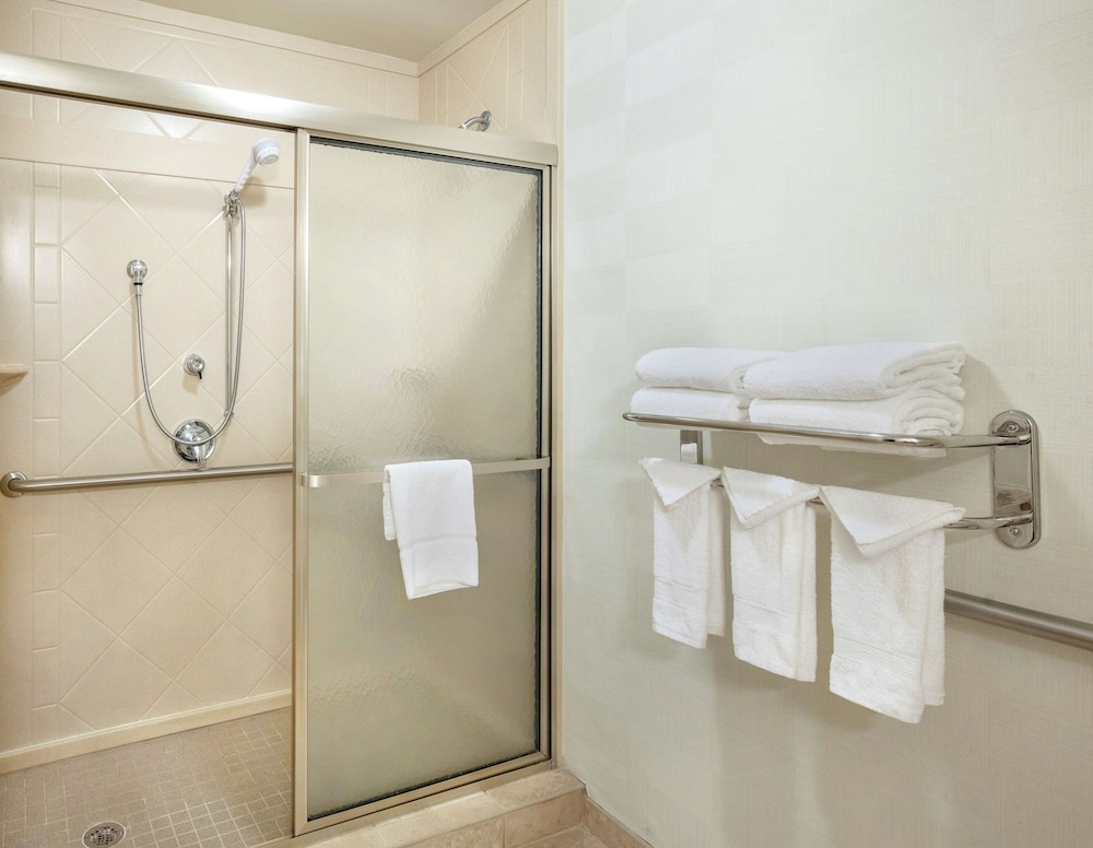 Hampton Inn & Suites Greenville Downtown RiverPlace 11/52