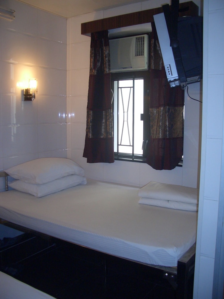 Maple Leaf Guest House 9/18