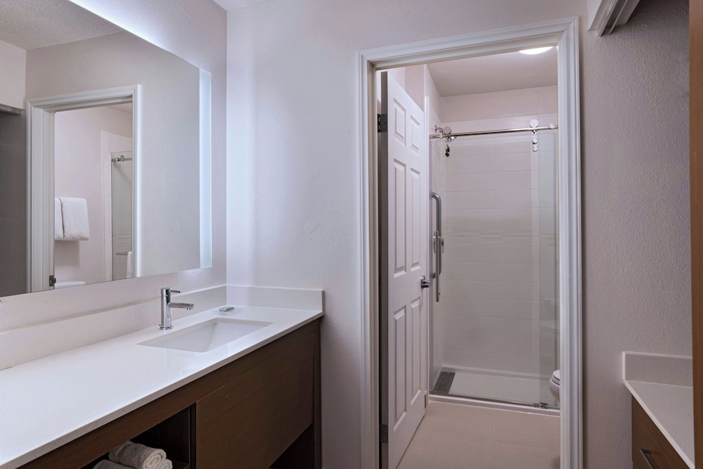 Residence Inn Houston The Woodlands / Lake Front Circle 50/50