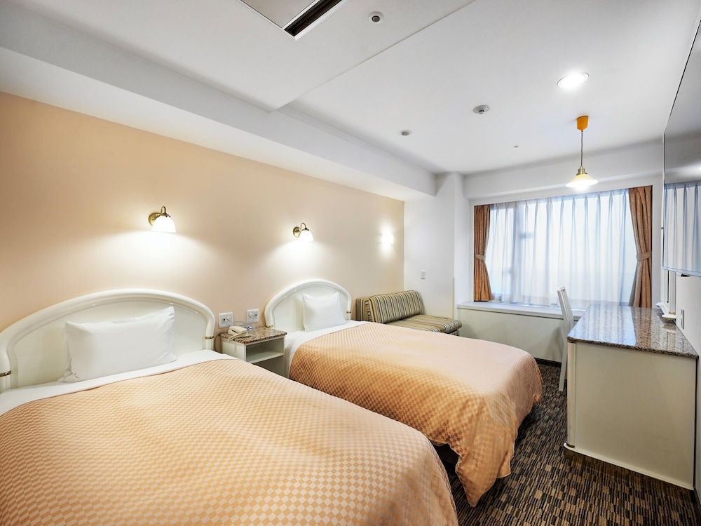 ROOM, TRIPLE, MULTIPLE BEDS