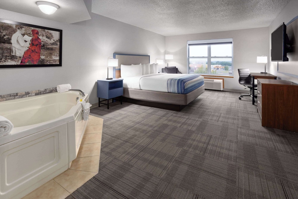 AmericInn by Wyndham Iron Mountain 23/51