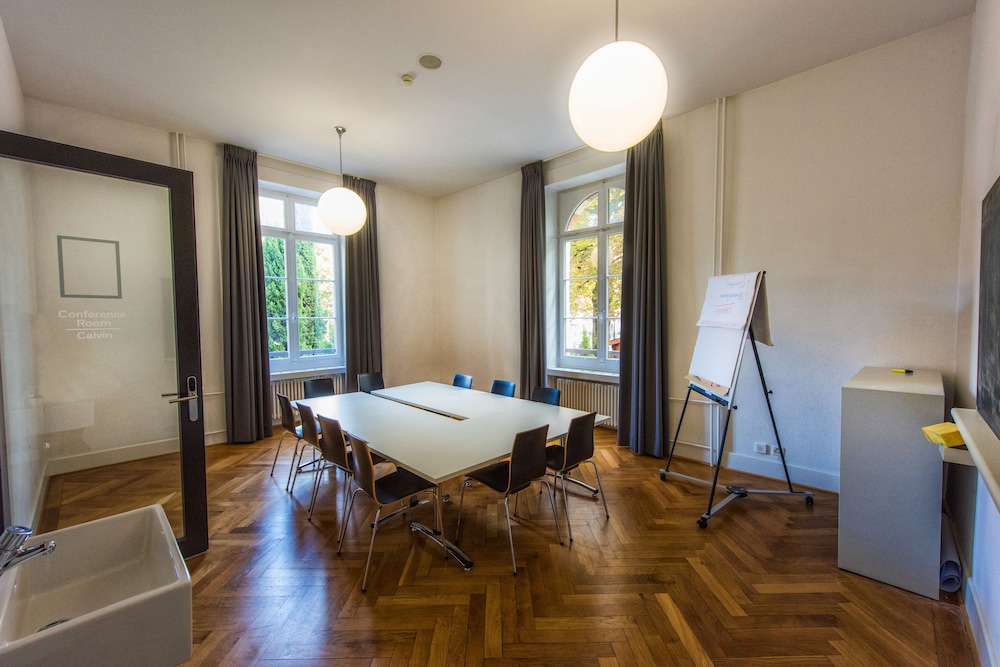 Geneva Hostel 70/70
