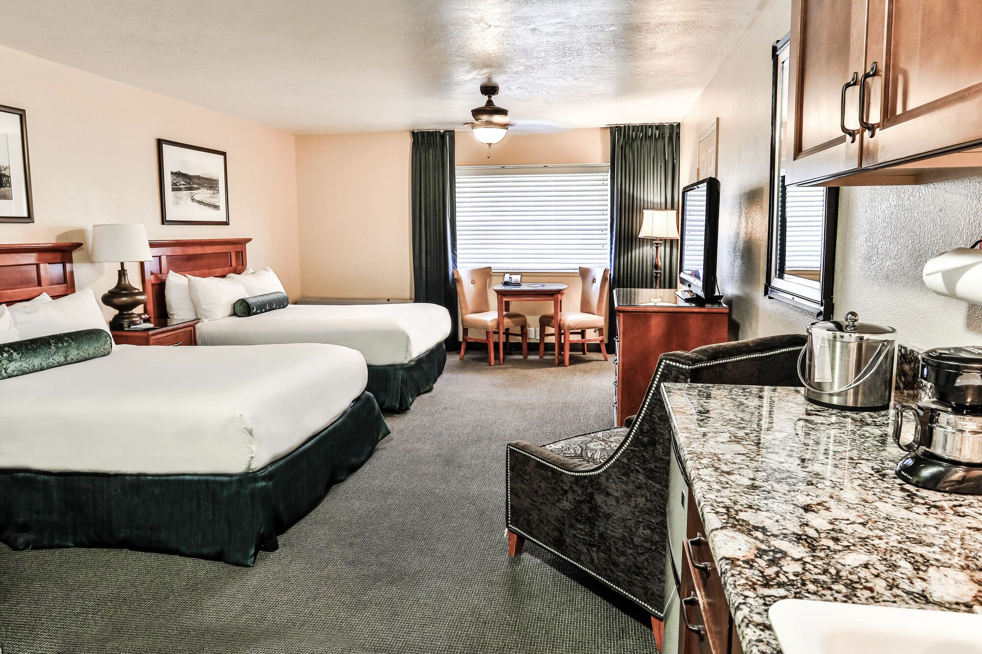 Deluxe, Studio, Suite, 2 Queen Beds, Mountain Side, Kitchenette
