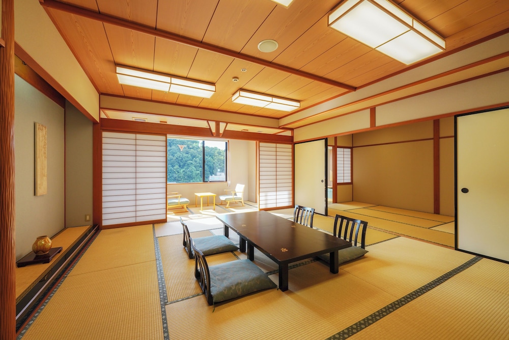 Japanese, 8 Futon Beds, Lake View, Hot Spring Bath