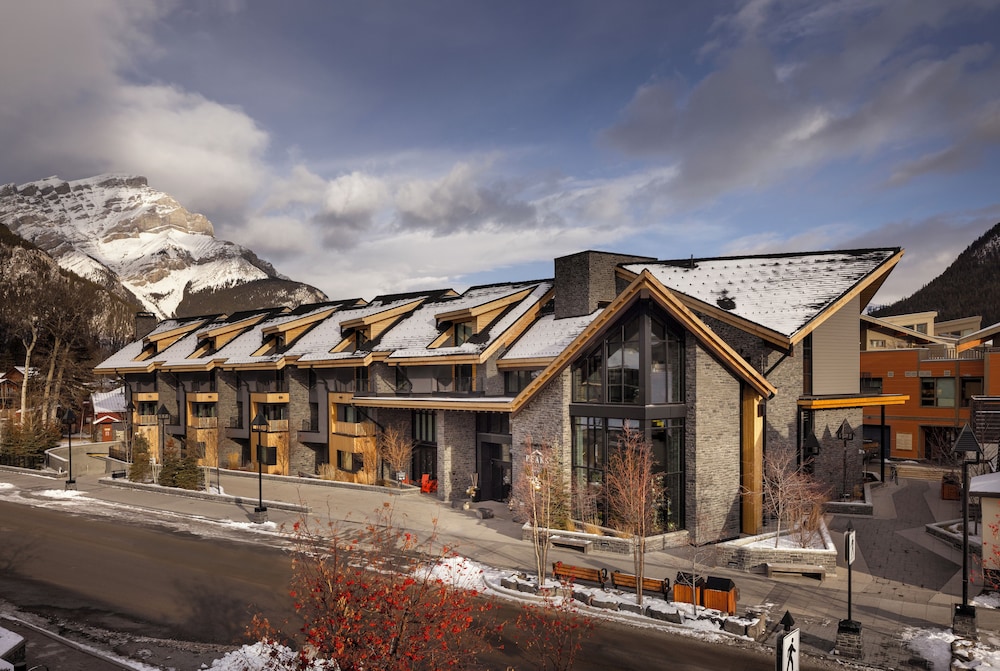 Peaks Hotel & Suites 2/50