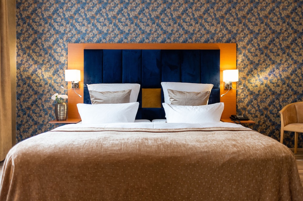 Suite, King Bed, 2 Bathrooms, Garden Area