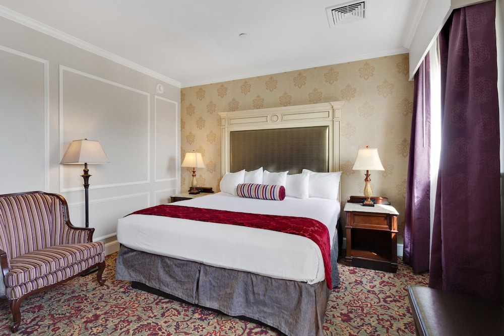 DELUXE, KING BED