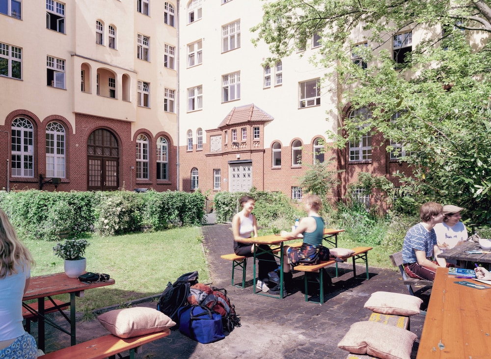 Three Little Pigs Hostel 42/44