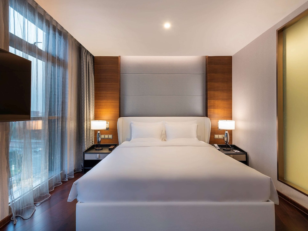 JUNIOR SUITE, KING BED