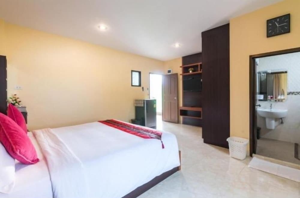 T Y Airport Inn 35/53