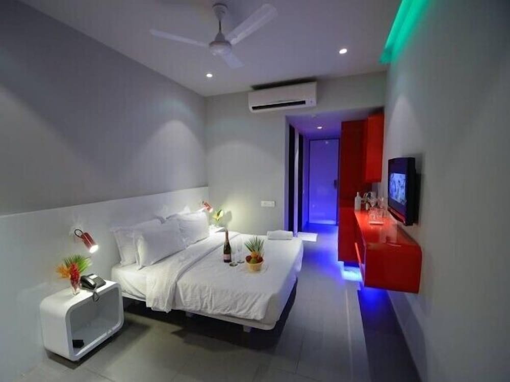 SinQ Party Hotel 7/43
