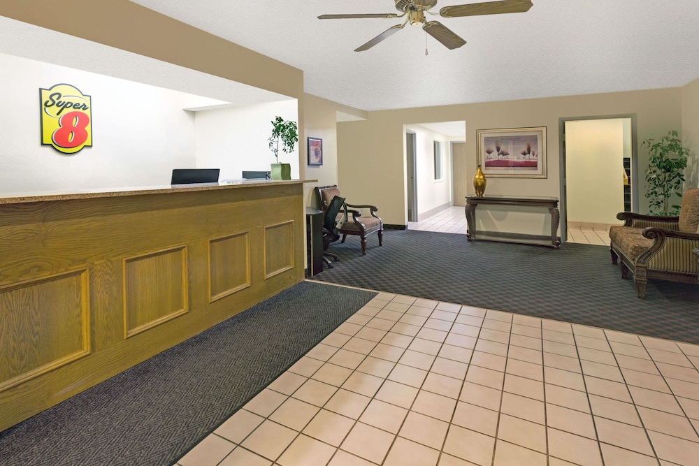 Super 8 by Wyndham Windsor 5/29
