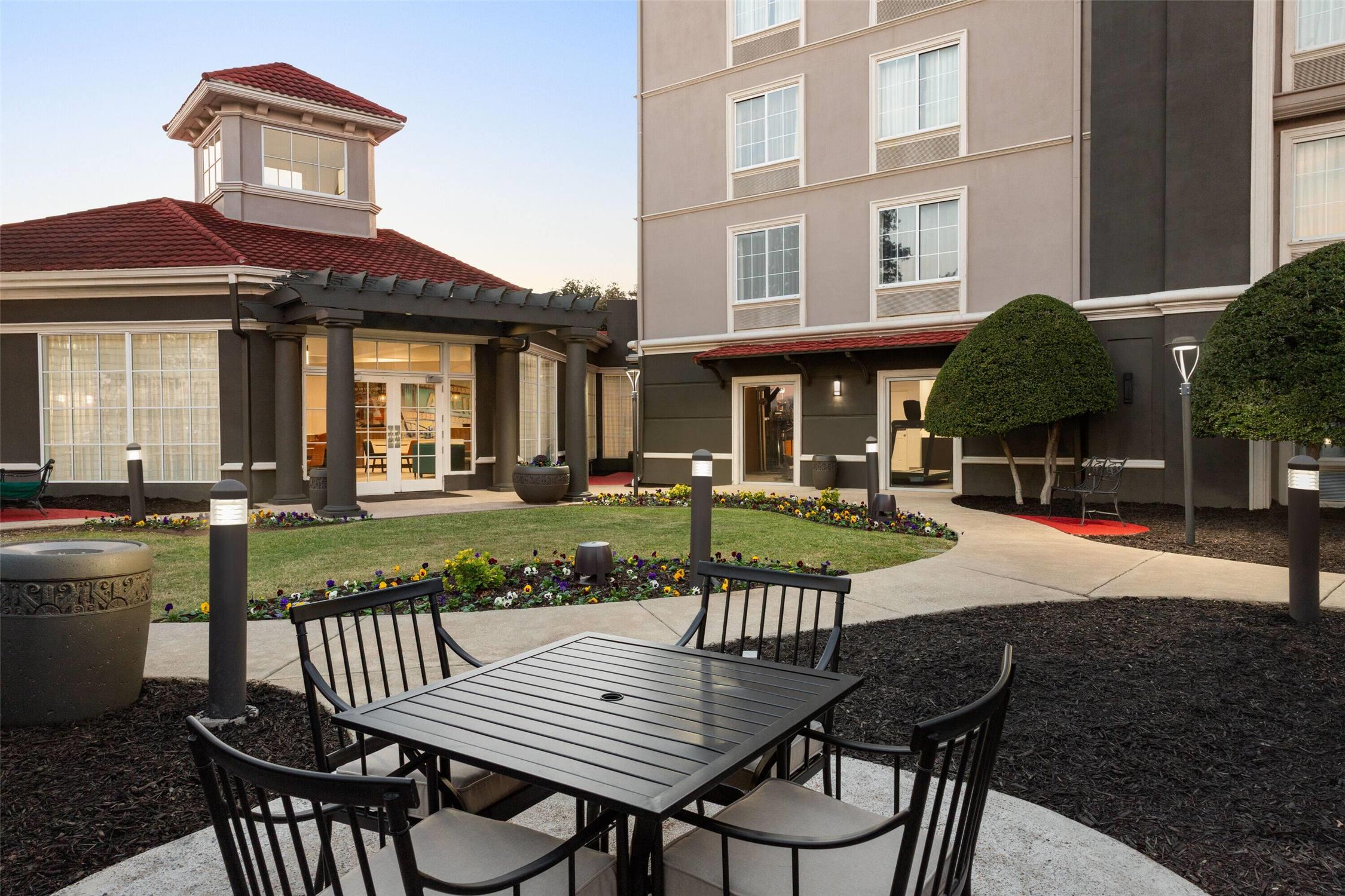 La Quinta Inn & Suites by Wyndham Dallas Arlington South 40/66