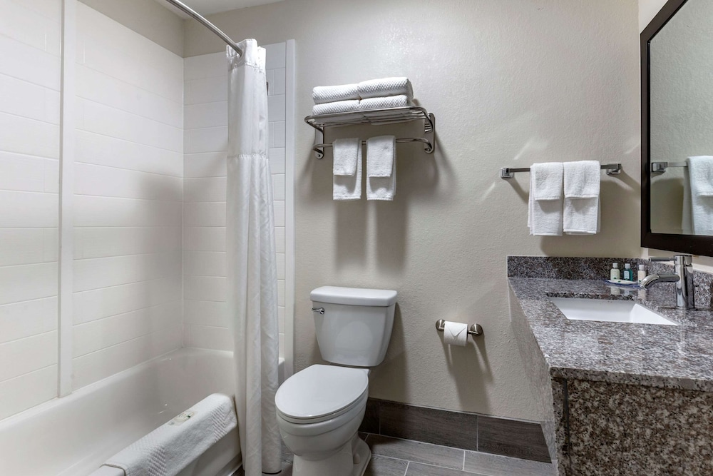 Quality Inn & Suites Spring Lake - Fayetteville near Fort Bragg 14/41