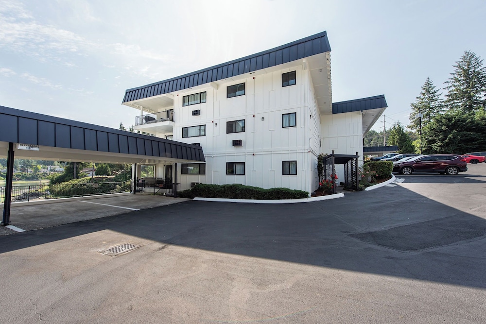 Oyster Bay Inn & Suites 62/70
