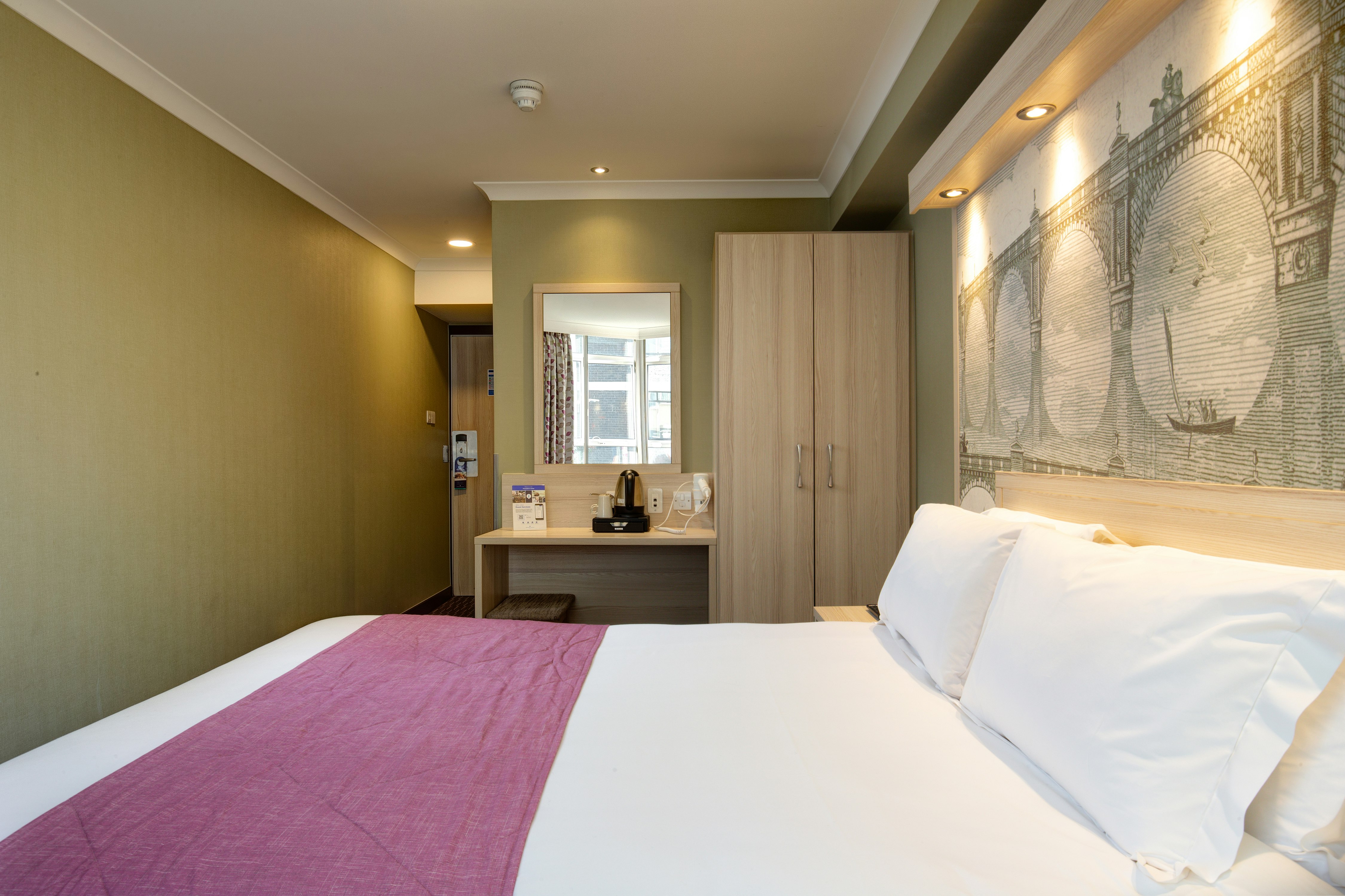 ROOM, DOUBLE BED