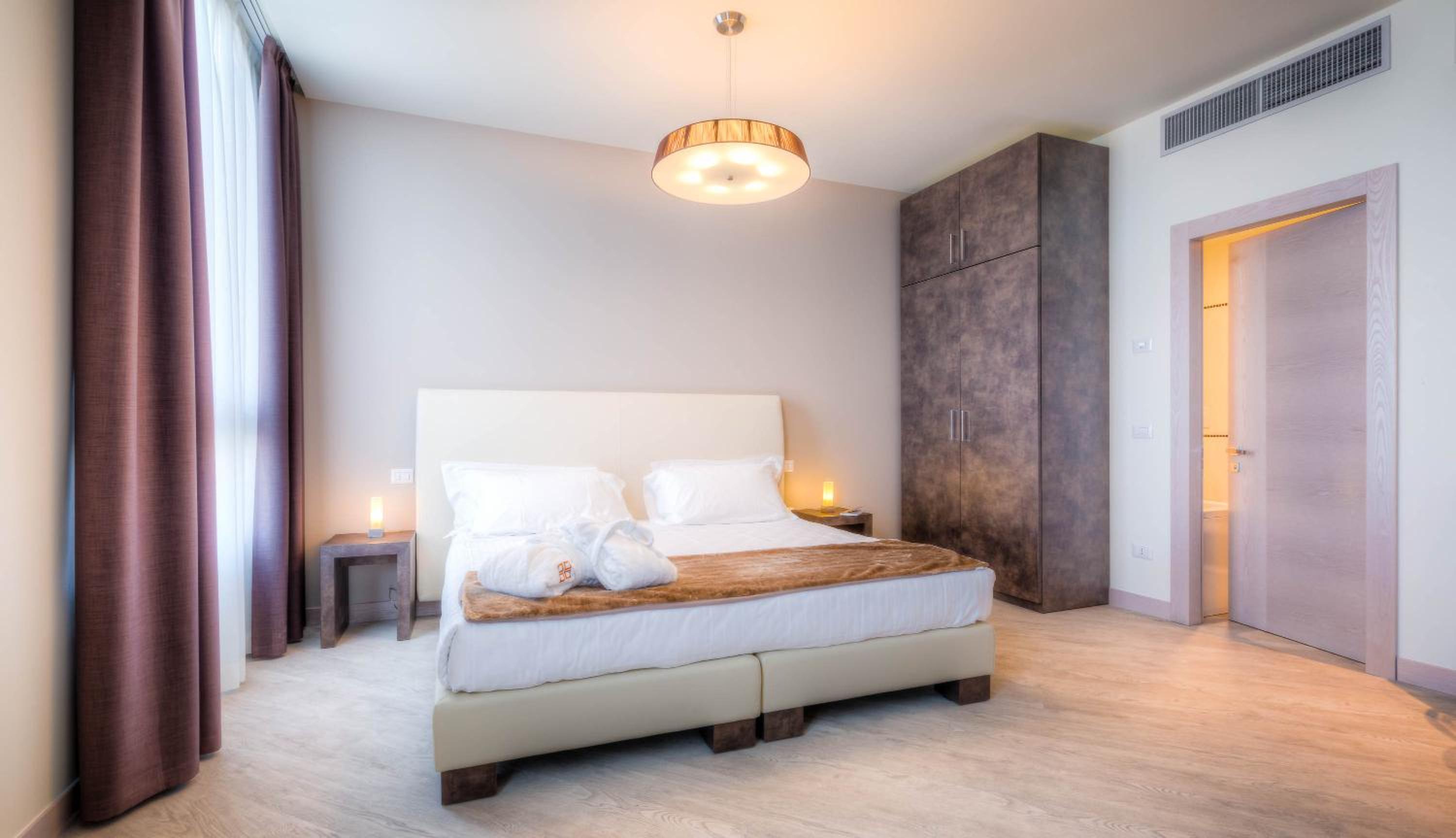 Junior Suite, King Bed, Sofa, Kitchen, Pool Access