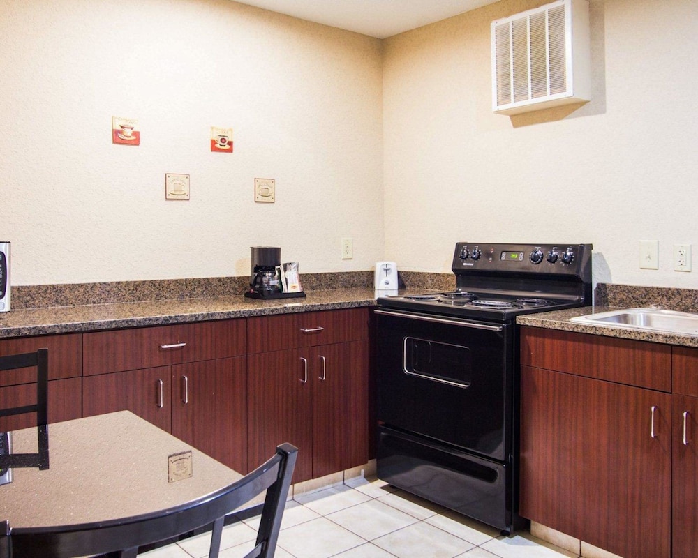 Comfort Inn & Suites Charleston Airport Convention Center 35/41