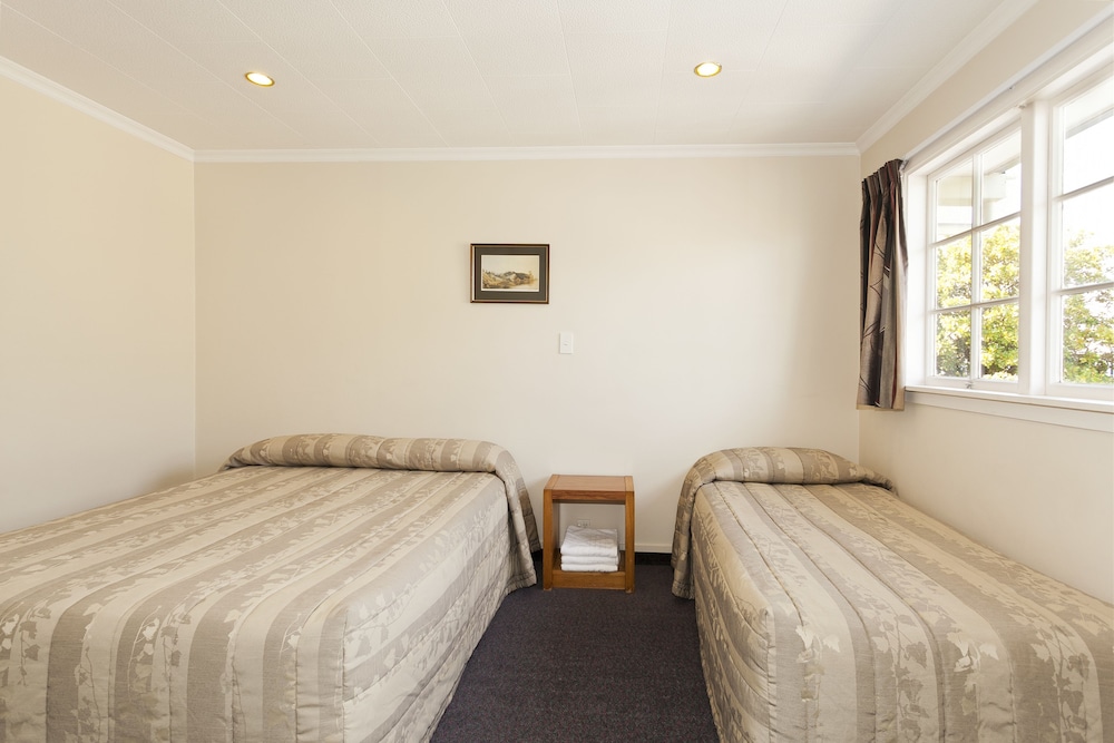 Colonial Inn Motel 9/41